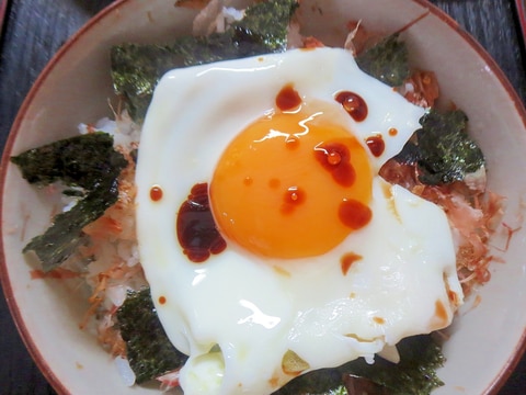 鰹節と目玉焼きの簡単丼